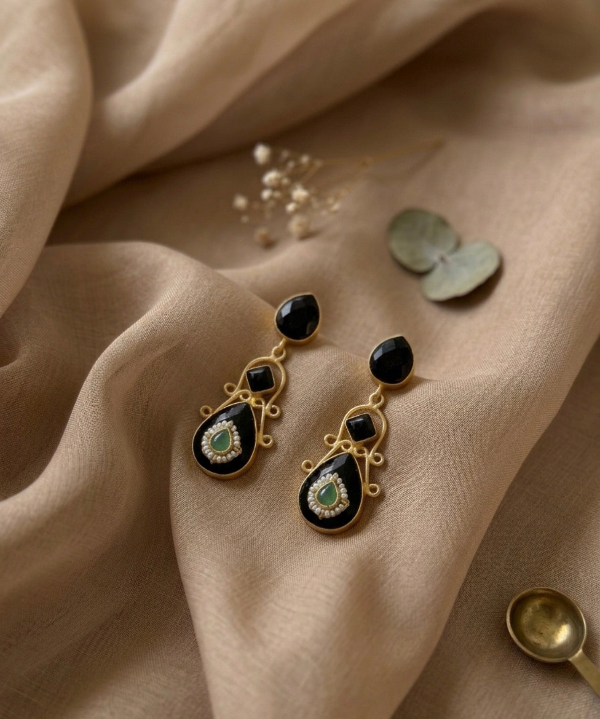 Black kundan drop earring